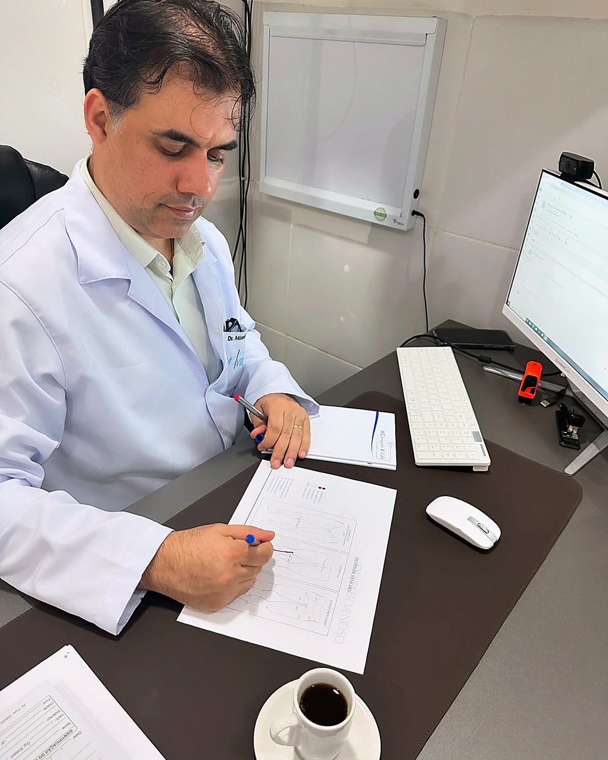 Dr. Misael Mustafa elaborando um laudo de doppler venoso