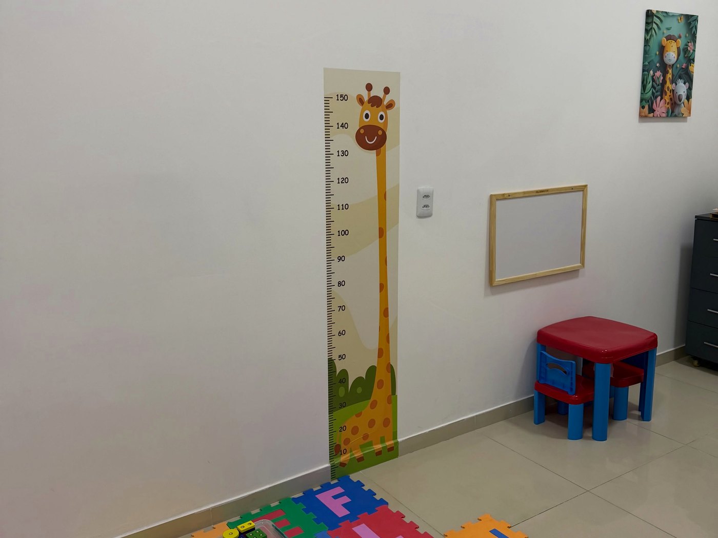 Sala pediátrica com régua de altura infantil